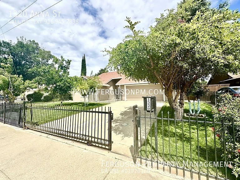 1320 Anna St — Photo 2