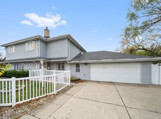 6 Julie Dr, Glenview, IL 60025