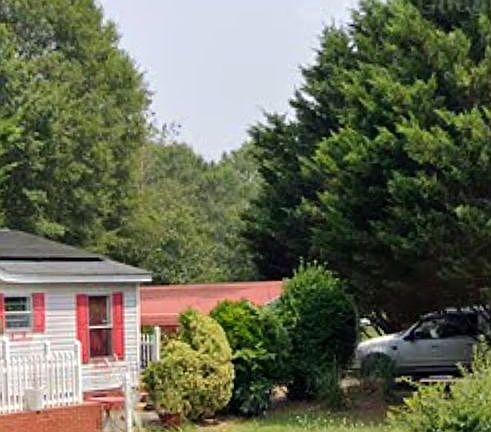 3rd image of 105 Aspen Way