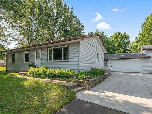 3rd image of 1640 207th Ln NE