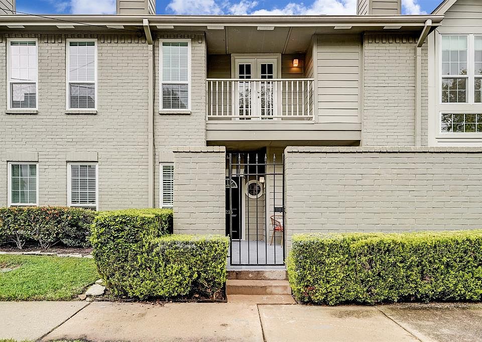Quaint ,well maintained condominium complex in the heart of Montrose!