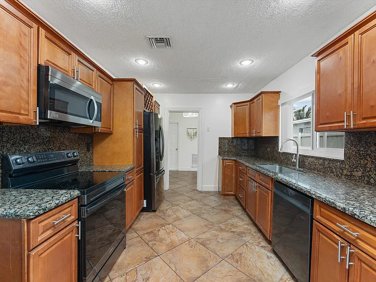 6515 SW 8th Pl — Photo 14