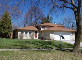 38 Gray St, St Charles, IL 60174