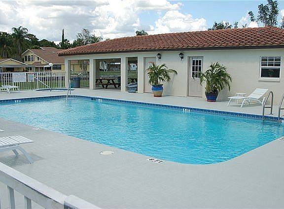 3rd image of 2595 Cyprus Dr Unit 4-220