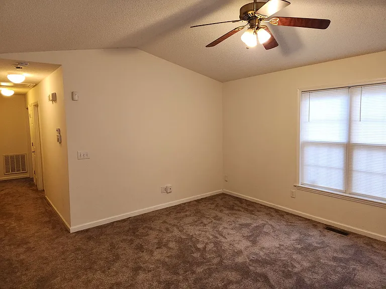 860 Darby St — Photo 15