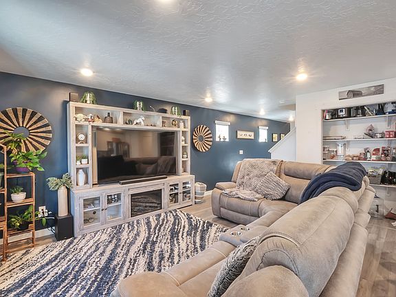 4th image of 938 W Fox Ave