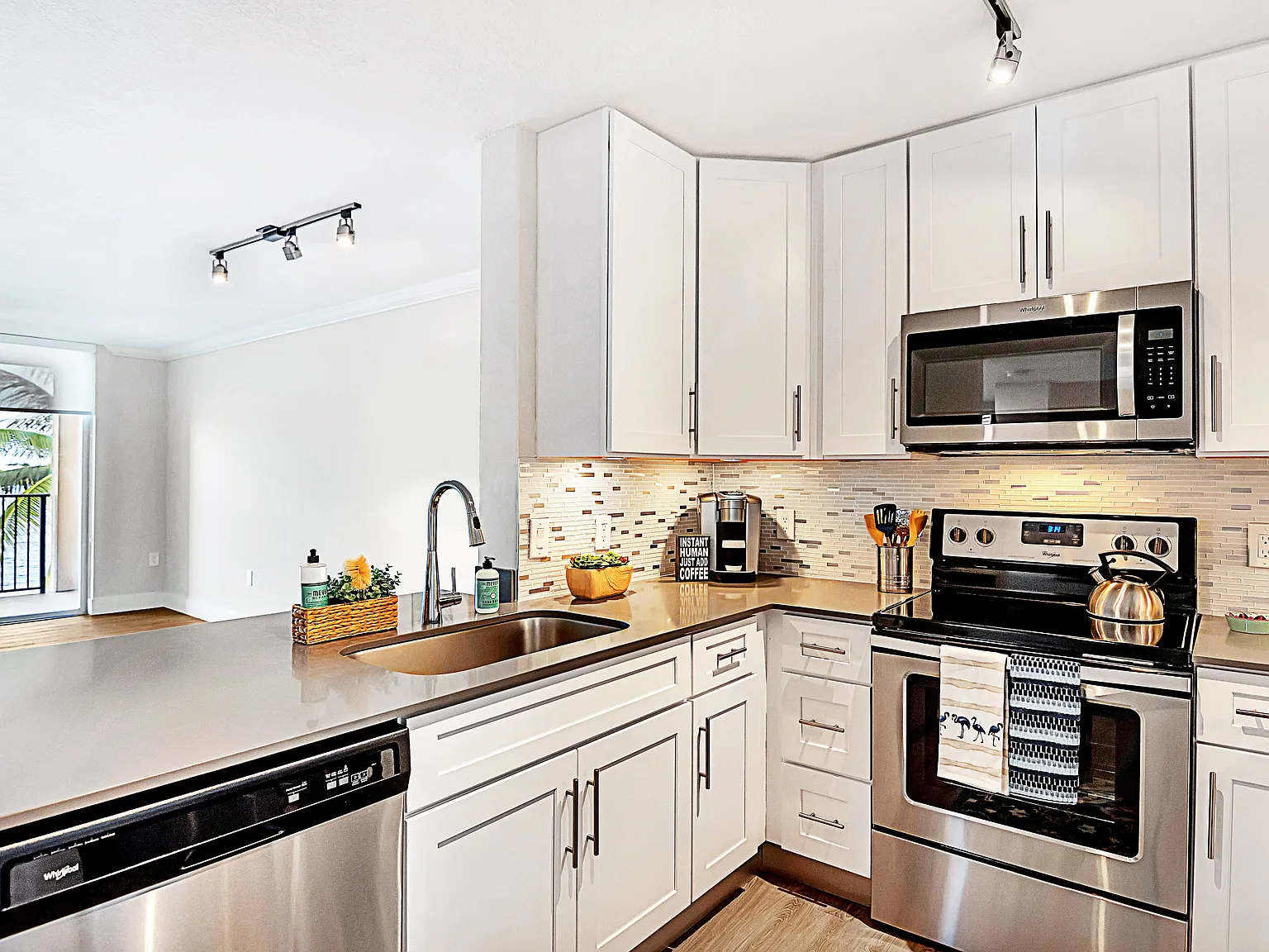 St. Tropez Apartments — Photo 2