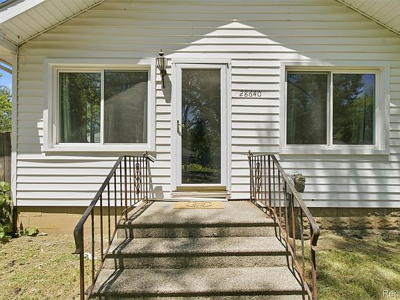 4th image of 28640 Oakwood St