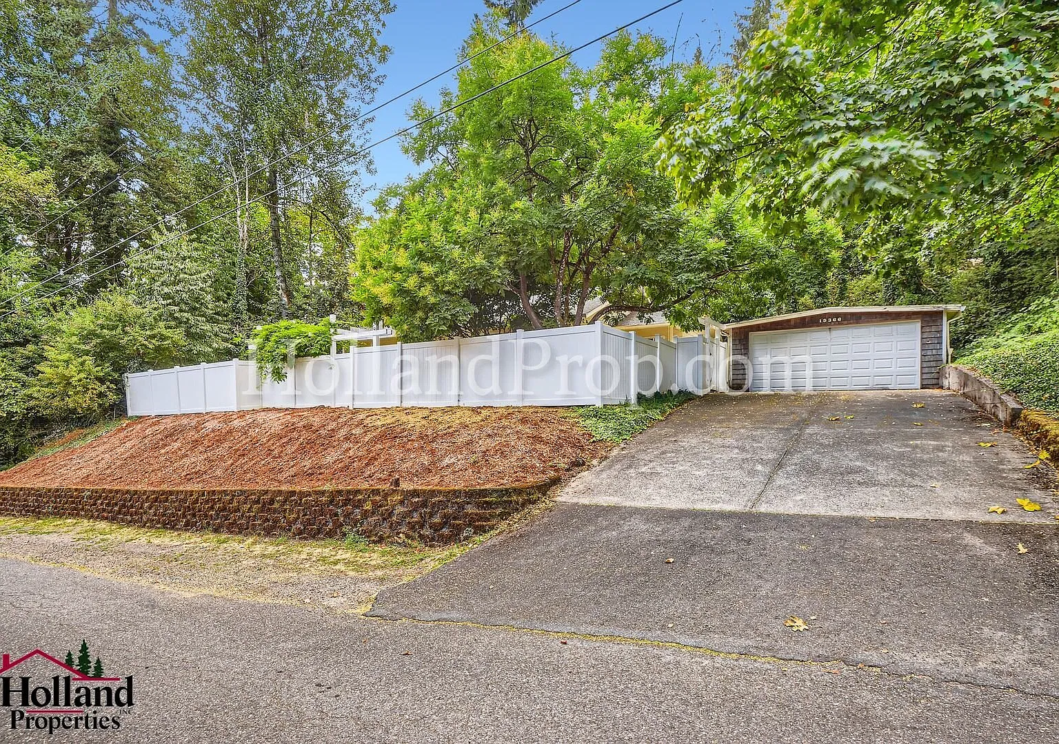 Sunlit West Linn Haven Near Willamette Drive! — Photo 3