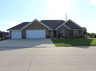 627 Mila Dr, Peosta, IA 52068
