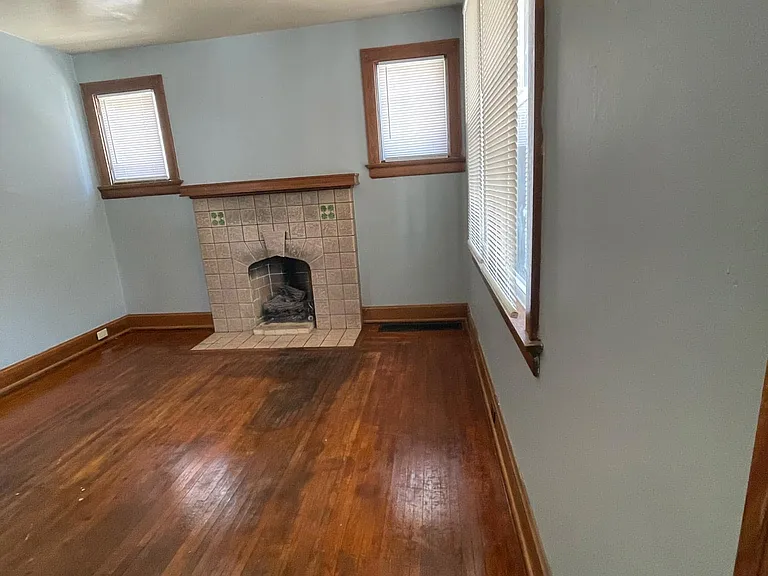 4370 Saint Lawrence Ave — Photo 4