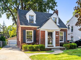 1883 Oxford Rd, Grosse Pointe Woods, MI 48236