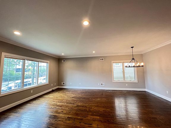 5th image of 242 Ionia Ave #1