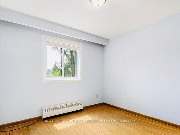 3rd image of 50 Peter St N #2