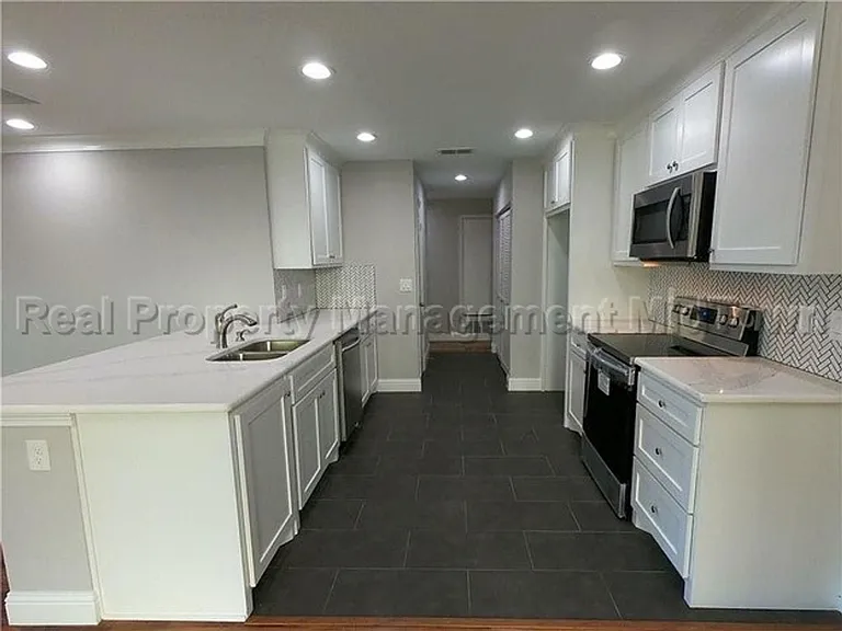 2325 Warwick Ave — Photo 16