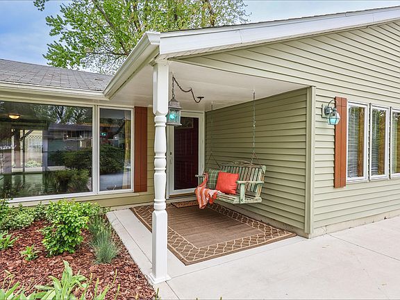 3rd image of 1305 Berwick Ln