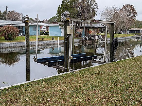 Remote control boat lift