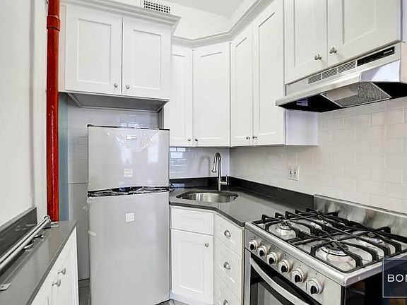 3rd image of 5 W 75th St APT 4A