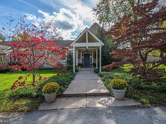 3rd image of 105 Country Ln
