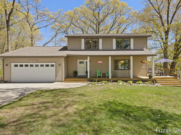 15780 Ridge Ln, Spring Lake, MI 49456