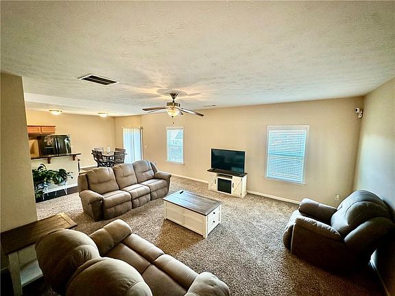 4th image of 27 Willow Trace Dr