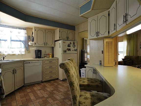 LARGE KITCHEN
