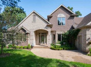 2728 Oakridge Rd, Neenah, WI 54956