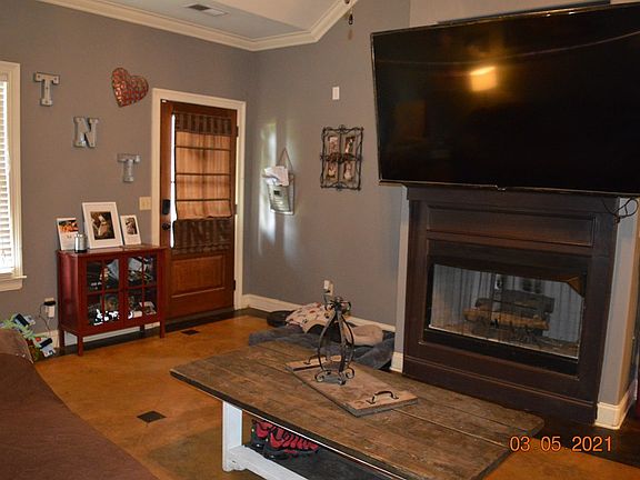 2nd image of 611 E Crawford Dr