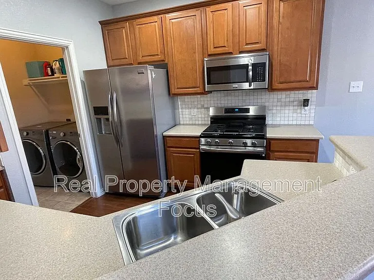 4645 Penelope Ln — Photo 6