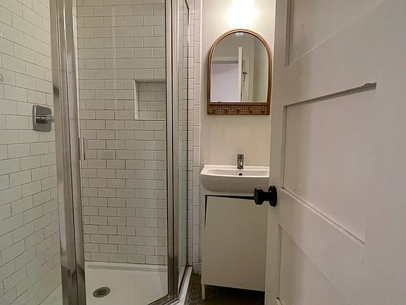 3rd image of 700 Woodlawn Ave #2