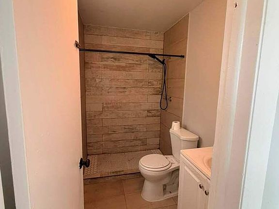 4th image of 824 N G St #A