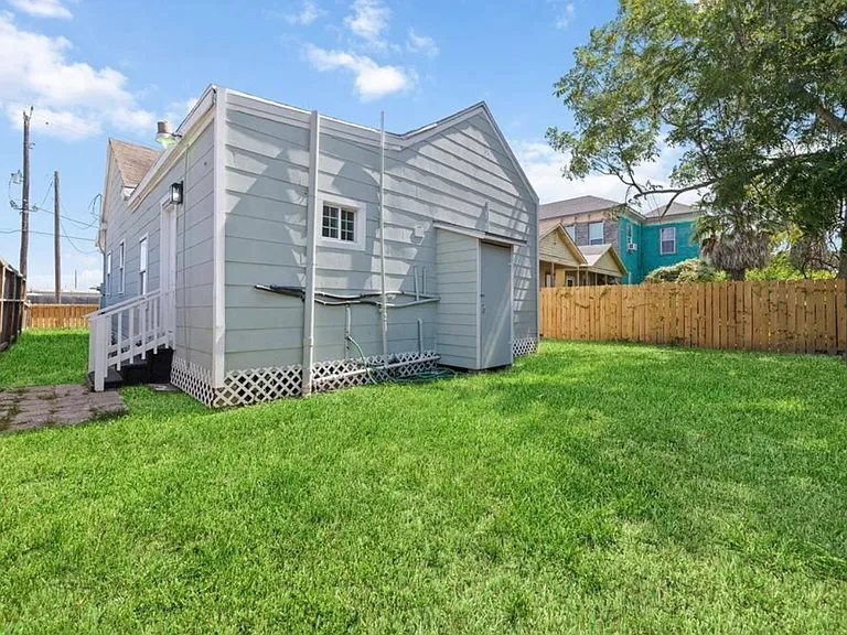2714 Avenue L — Photo 18