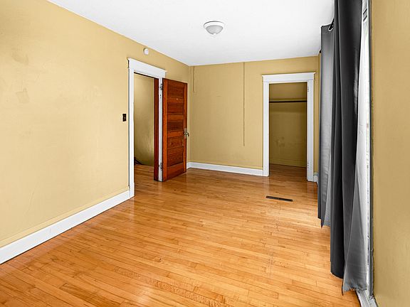 3rd image of 930 N 12th Ave E