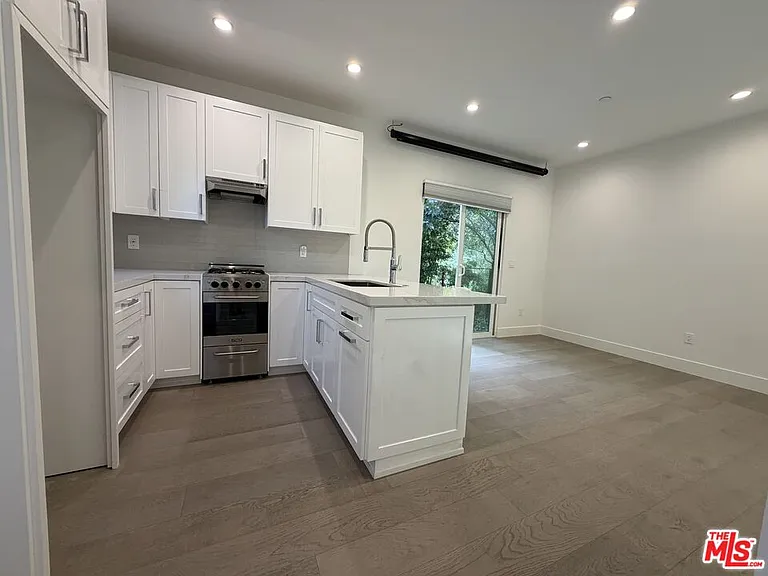 15122 Morrison St — Photo 44