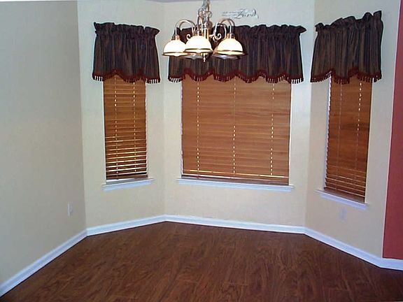 5th image of 213 Greemount Cir