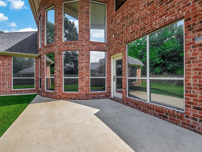 8110 Clearwater Xing — Photo 38