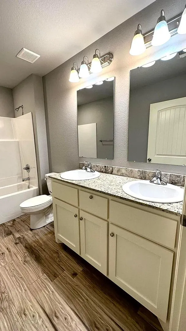 3 bedroom Duplex with move in special — Photo 3
