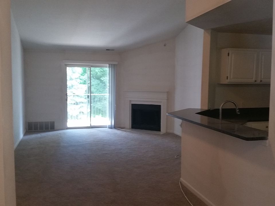2 bedroom 2 bath - Dining and living areas