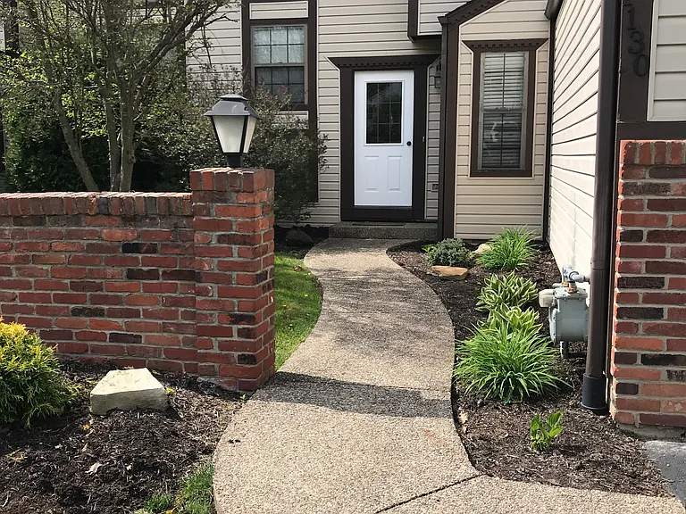 1130 Valleyview Dr — Photo 4