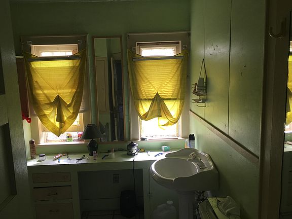 4th image of 213 Blevins St