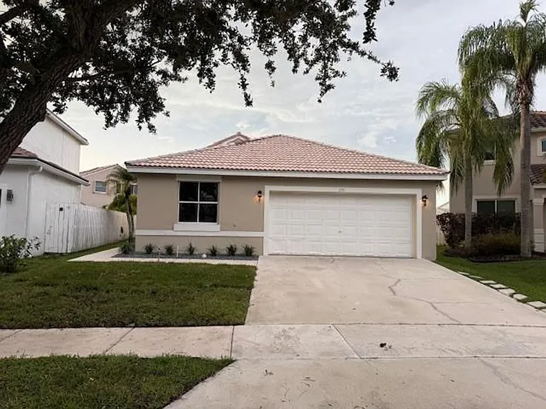 1051 Briar Ridge Rd — Photo 4