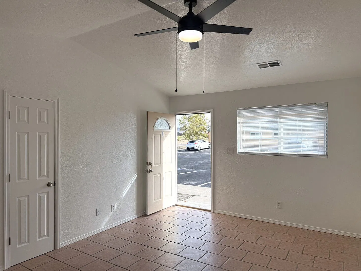 686 Tulip — Photo 2