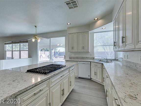 4th image of 3898 Windansea St