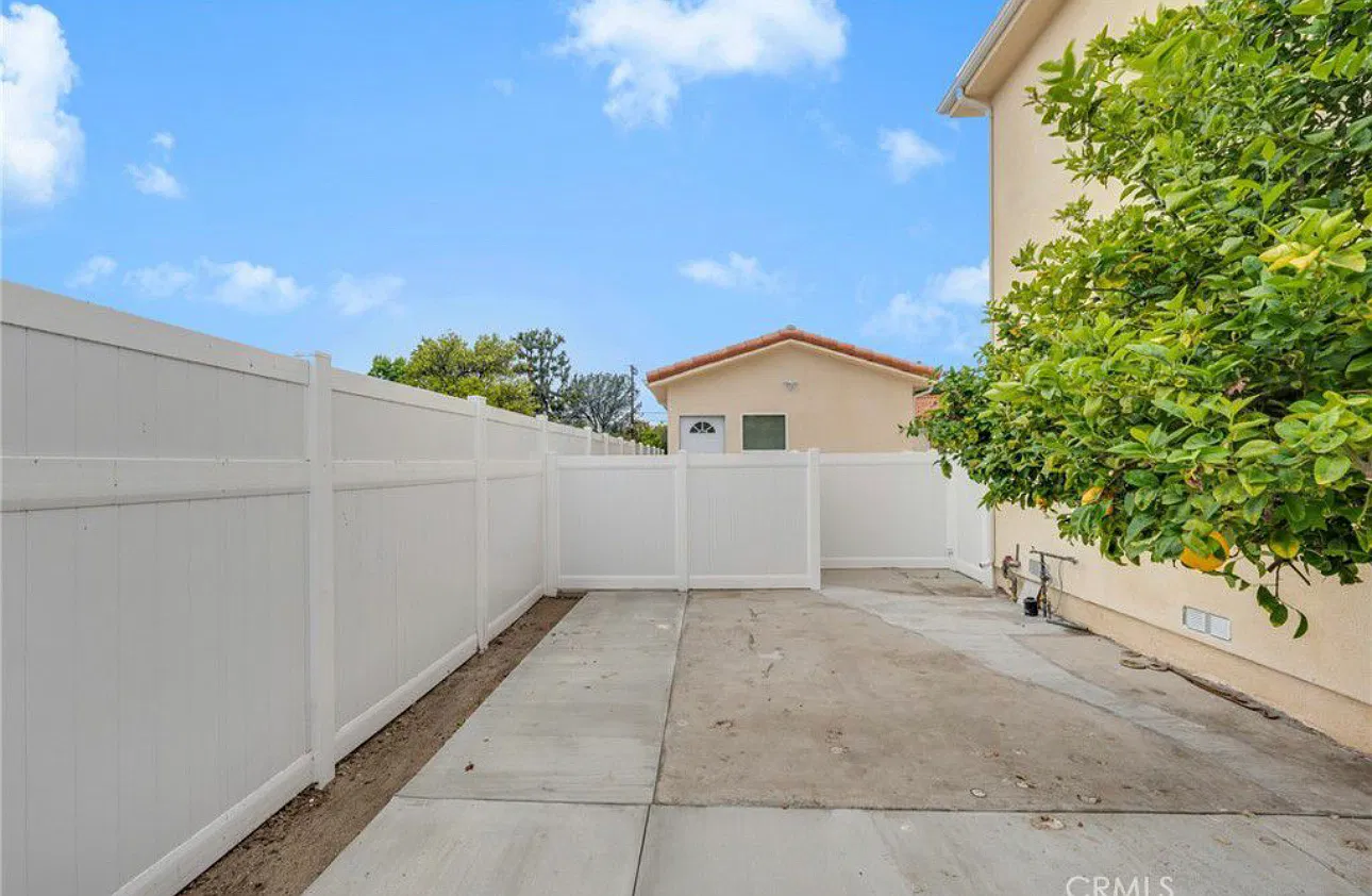 6744 Radford Ave — Photo 3