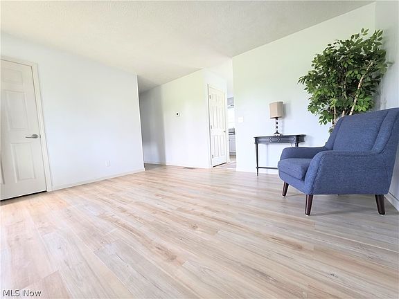 5th image of 801 Heather Pl