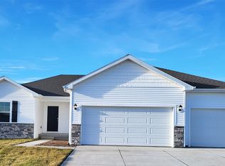 7818 Crossroads Dr SW, Cedar Rapids, IA 52405