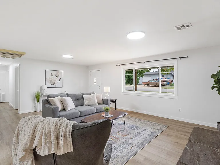 701 NW Ford Ln — Photo 4