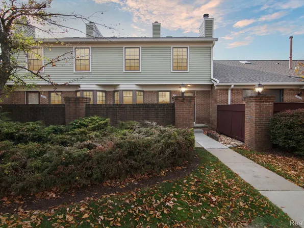 38826 Country Cir, Farmington, MI 48331