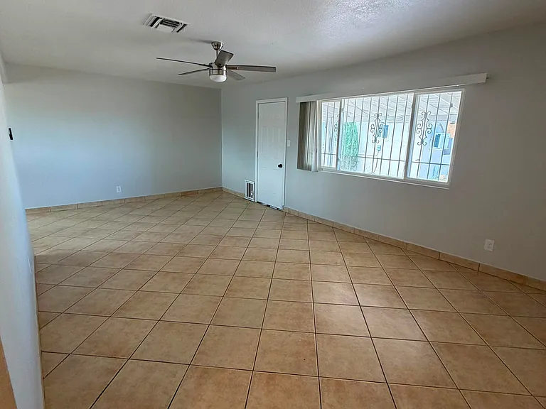 1304 Silver Lake Dr — Photo 2