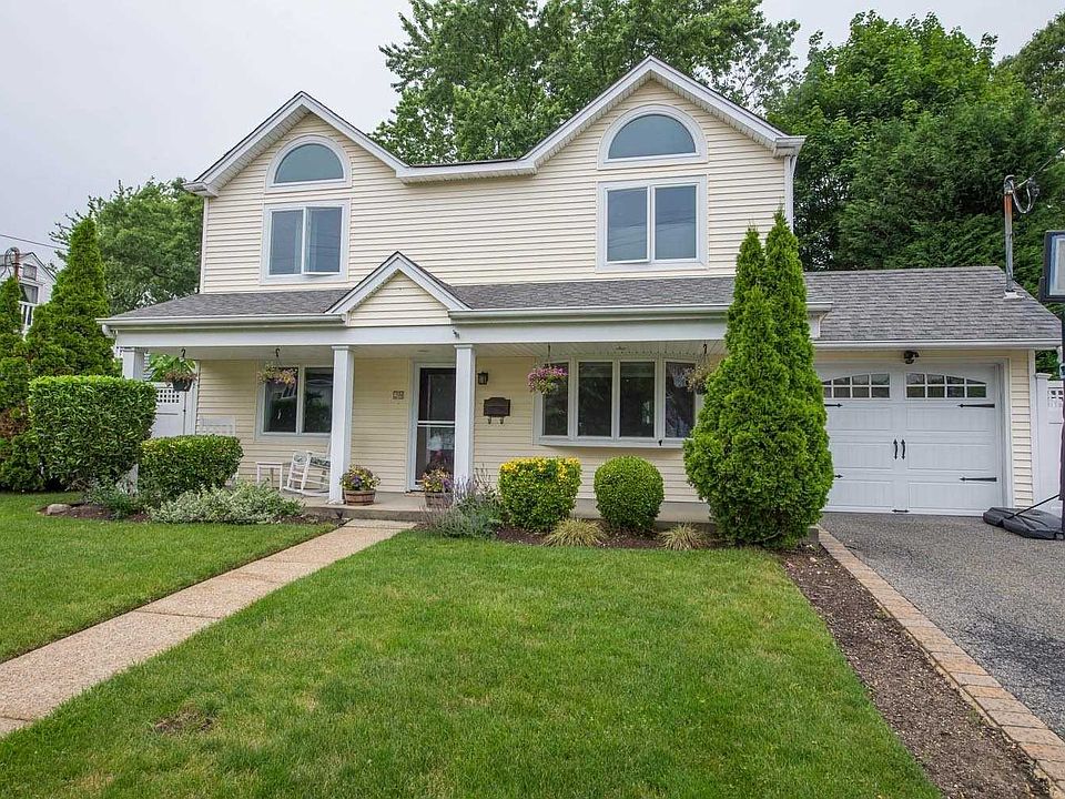 1st image of 20 Cottage Dr